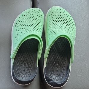 Crocs M6 W8
